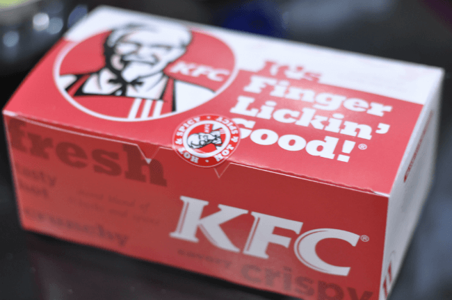 Krabička s Hot Wings, tedy s nejlegendárnějším artikulem v nabídce KFC