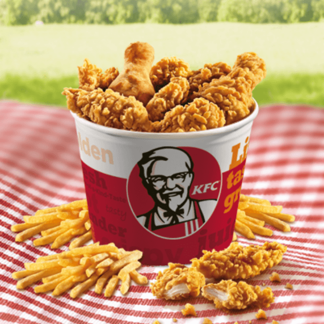 Kyblík plný smaženého kuřete. Tak lidé znají KFC.