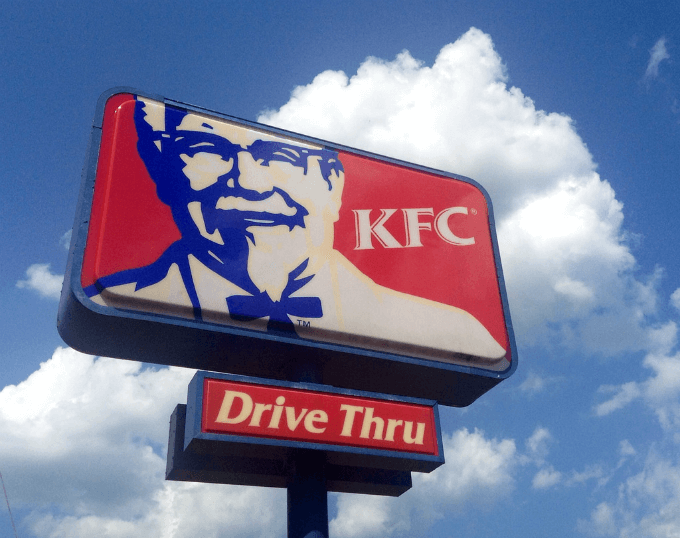 Reklama na KFC s možností nákupu bez nutnosti vystoupit z automobilu