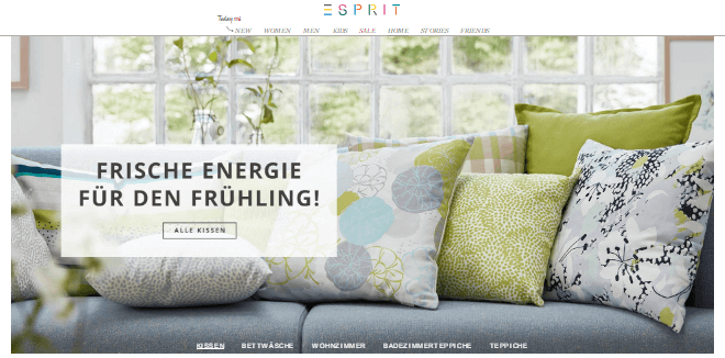 Auf dem Sofa liegende Kissen