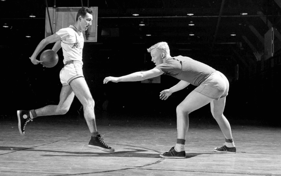 foto d'epoca di atleti con converse