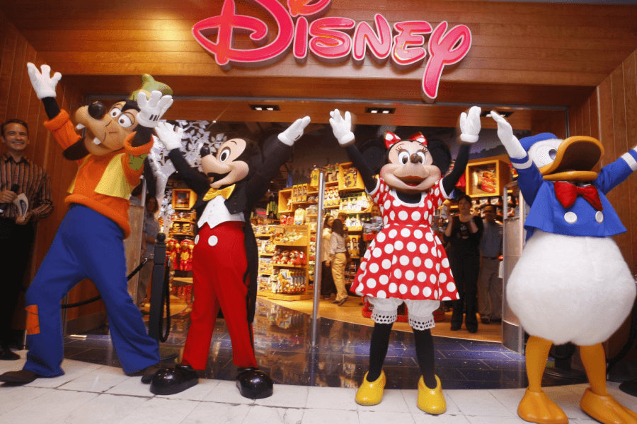 personaggi disney di fronte a disneystore