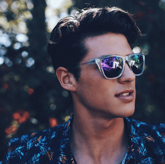 modello con occhiali hawkers