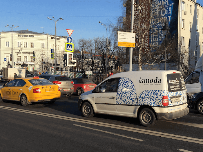 машина доставки Ламода