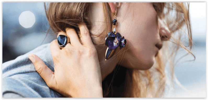 Kobieta z kolczykiem