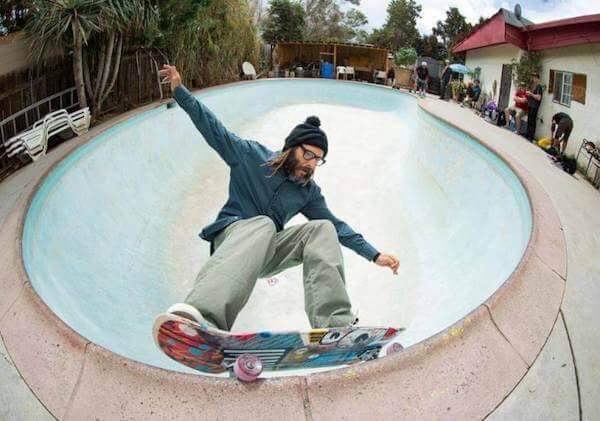 Skater w pustym basenie – trik pn. „off the wall”