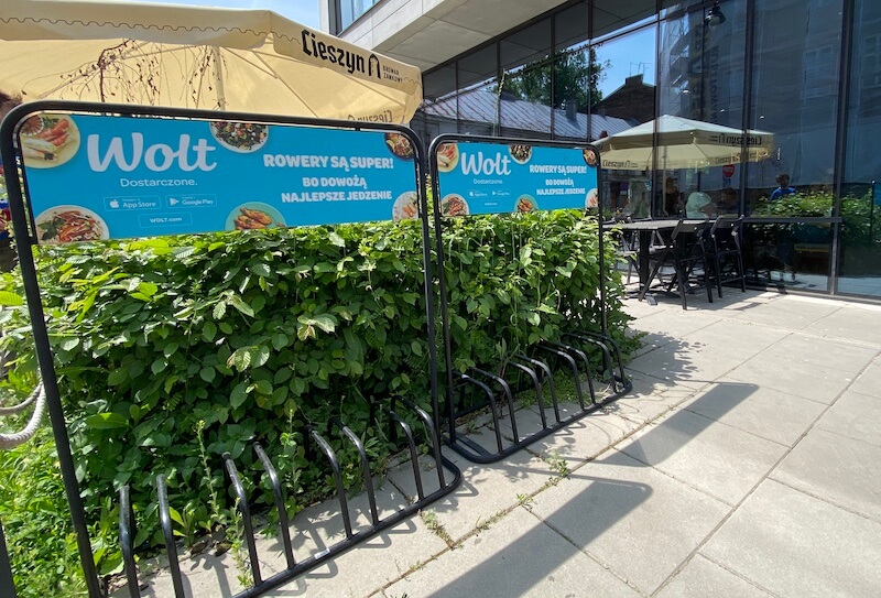 Stojaki rowerowe z reklamą Wolt