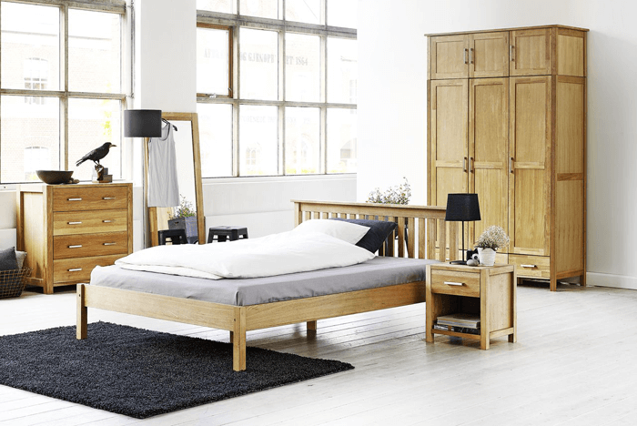 Inšpirujte sa spálňou s dostatkom miesta a jednoduchým viacúčelovým nábytkom