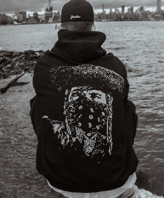 V e-shope nájdeš originálny dizajn oblečenia ako napríklad mikina Yanoshik