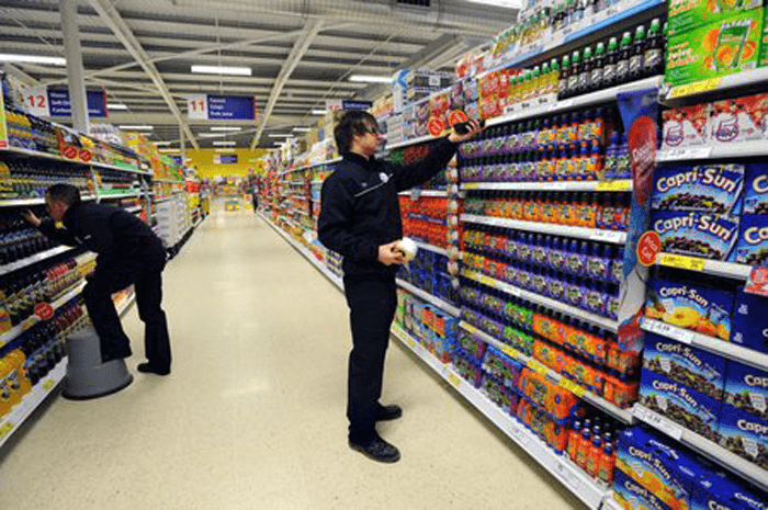 Tovar v regáloch je pravidelne dopĺňaný a ceny produktov kontrolované