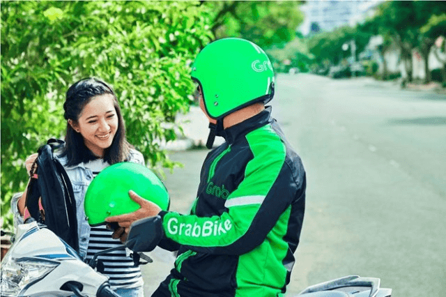 Khách hàng đặt xe qua ứng dụng Grab